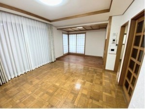 川西市花屋敷、中古一戸建ての居間画像です