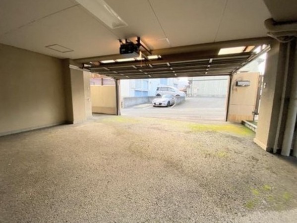 川西市花屋敷、中古一戸建ての駐車場画像です
