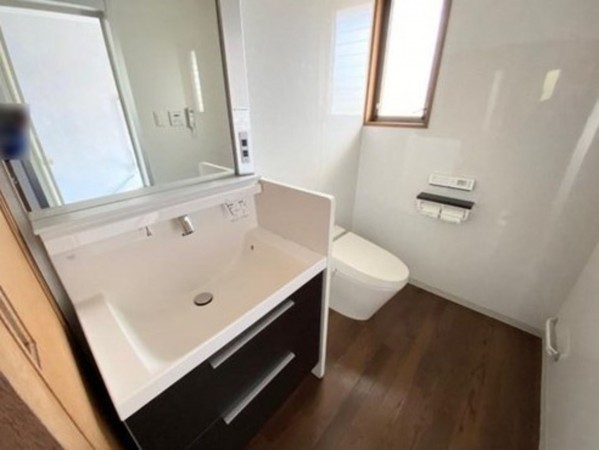 川西市花屋敷、中古一戸建てのトイレ画像です