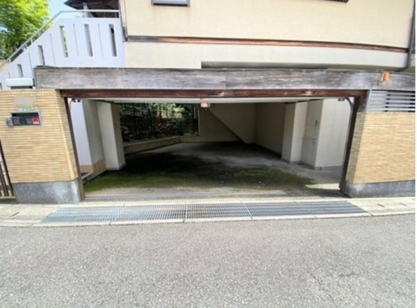 川西市花屋敷、中古一戸建ての駐車場画像です