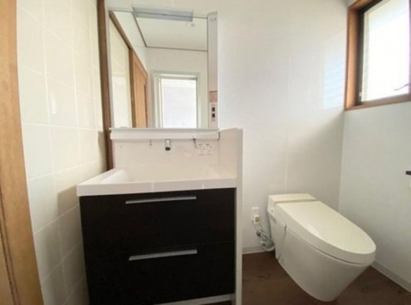 川西市花屋敷、中古一戸建てのトイレ画像です