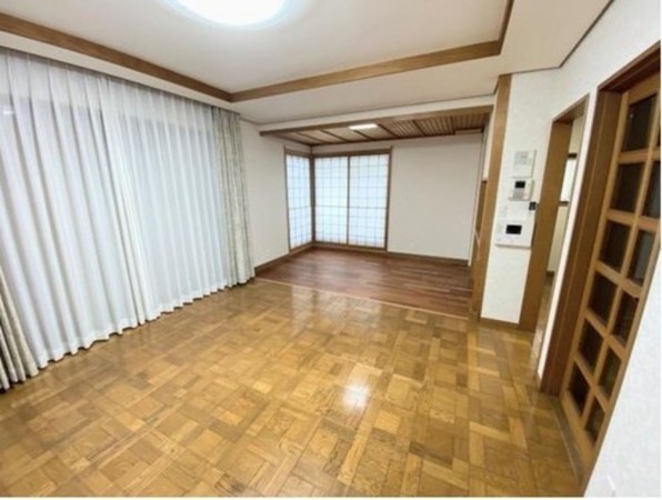 川西市花屋敷、中古一戸建ての居間画像です