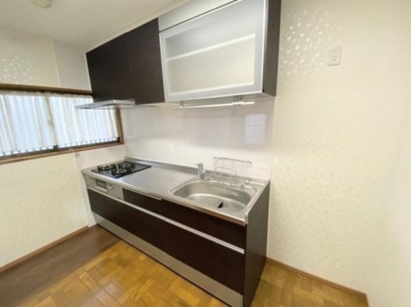 川西市花屋敷、中古一戸建てのキッチン画像です