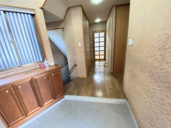 川西市花屋敷、中古一戸建ての玄関画像です
