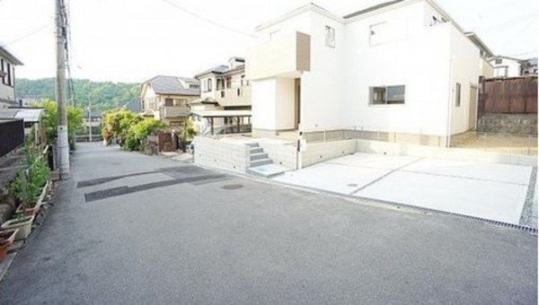 川西市大和、新築一戸建ての前面道路を含む現地写真画像です
