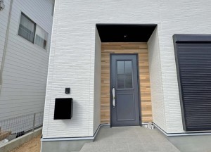 川西市水明台、新築一戸建ての玄関画像です