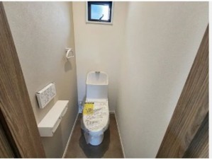 川西市鴬台、新築一戸建てのトイレ画像です