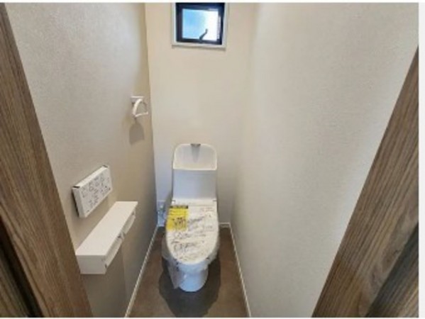 川西市鴬台、新築一戸建てのトイレ画像です