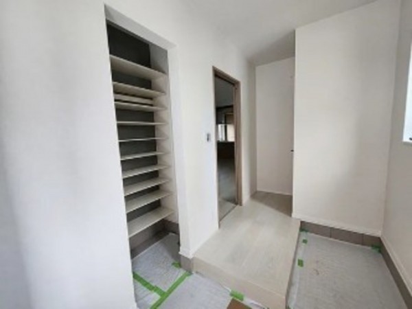 川西市鴬台、新築一戸建ての玄関画像です