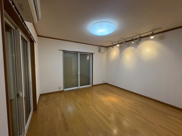 川西市小戸、中古一戸建ての居間画像です