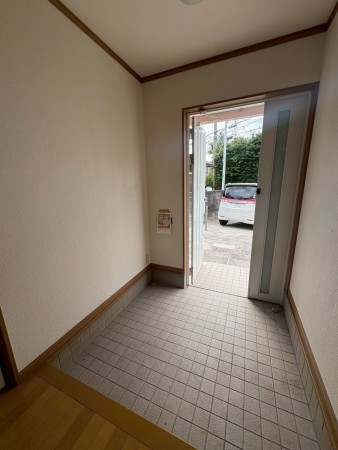 川西市小戸、中古一戸建ての玄関画像です