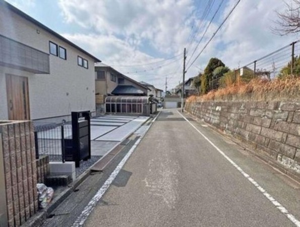 川西市緑台、新築一戸建ての前面道路を含む現地写真画像です
