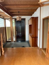 川西市矢問、中古一戸建ての玄関画像です