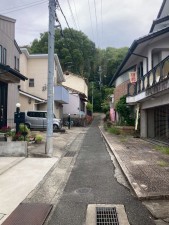 川西市矢問、中古一戸建ての前面道路を含む現地写真画像です
