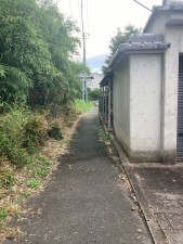川西市矢問、中古一戸建ての前面道路を含む現地写真画像です