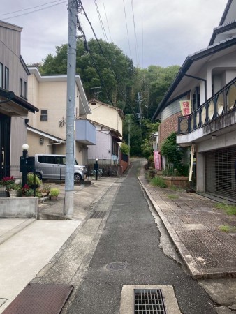 川西市矢問、中古一戸建ての前面道路を含む現地写真画像です