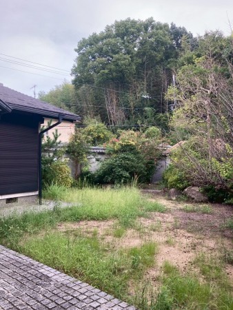 川西市矢問、中古一戸建ての前面道路を含む現地写真画像です