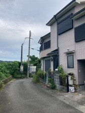川西市矢問、中古一戸建ての前面道路を含む現地写真画像です