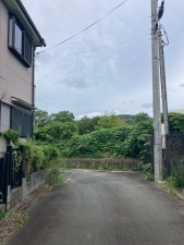 川西市矢問、中古一戸建ての前面道路を含む現地写真画像です