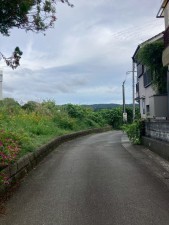 川西市矢問、中古一戸建ての前面道路を含む現地写真画像です
