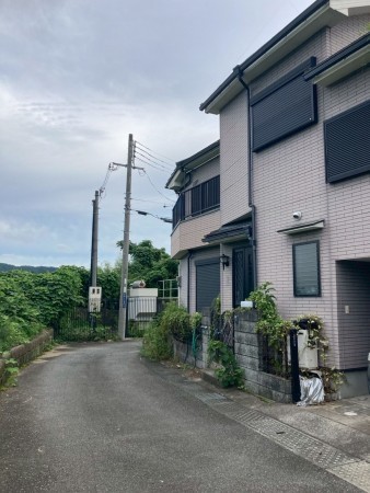川西市矢問、中古一戸建ての前面道路を含む現地写真画像です