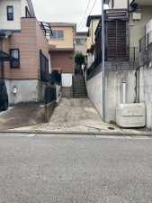 川西市錦松台、中古一戸建ての前面道路を含む現地写真画像です