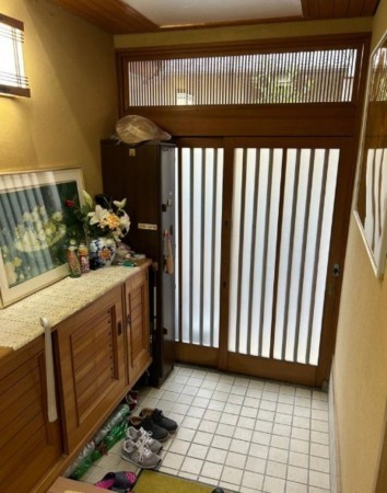 川西市清和台、中古一戸建ての玄関画像です