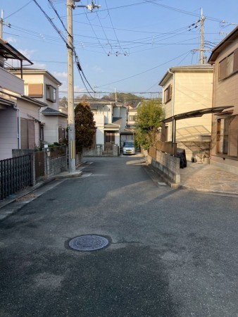 川西市多田院、中古一戸建ての前面道路を含む現地写真画像です