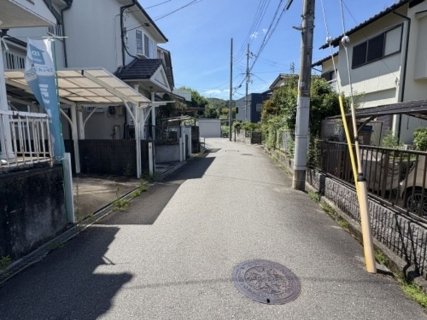 川西市西多田、中古一戸建ての前面道路を含む現地写真画像です