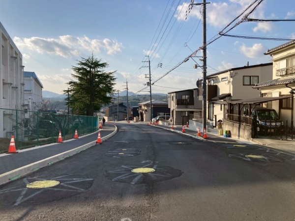 川西市見野、中古一戸建ての前面道路を含む現地写真画像です