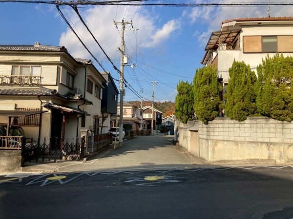 川西市見野、中古一戸建ての前面道路を含む現地写真画像です