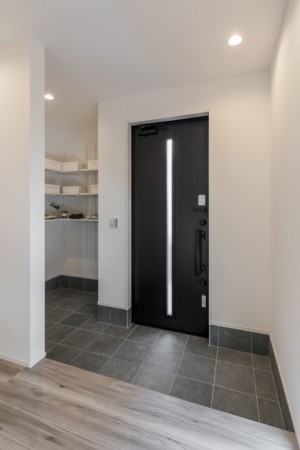 川西市緑台、新築一戸建ての玄関画像です