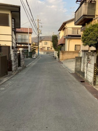 川西市東多田、中古一戸建ての前面道路を含む現地写真画像です