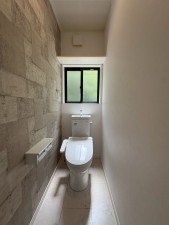 川西市鴬台、中古一戸建てのトイレ画像です