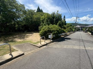 川西市鴬台、中古一戸建ての前面道路を含む現地写真画像です