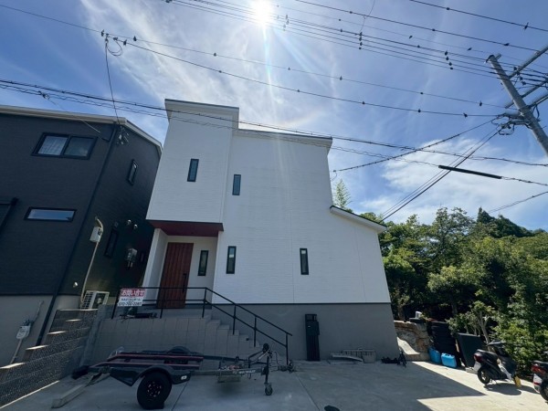 川西市鴬台、中古一戸建ての外観画像です