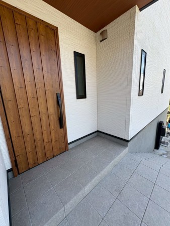 川西市鴬台、中古一戸建ての玄関画像です