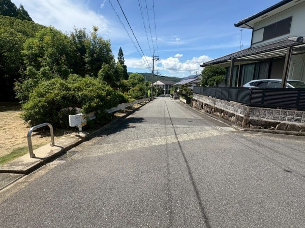 川西市鴬台、中古一戸建ての前面道路を含む現地写真画像です