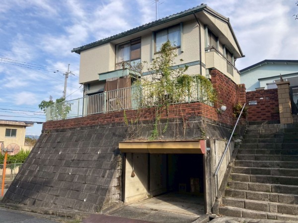 川西市湯山台、中古一戸建ての外観画像です