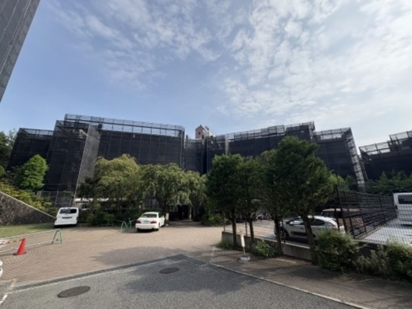 川西市丸山台、マンションの外観画像です