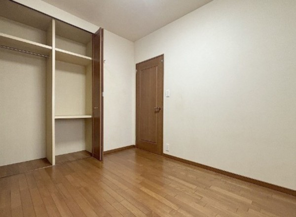 川西市見野、マンションの寝室画像です