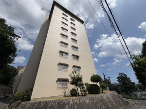 川西市向陽台、マンションの外観画像です
