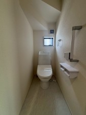 川西市西多田、新築一戸建てのトイレ画像です
