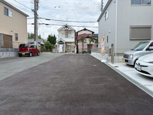 川西市西多田、新築一戸建ての前面道路を含む現地写真画像です