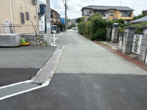 川西市西多田、新築一戸建ての前面道路を含む現地写真画像です
