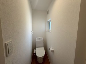 川西市山下町、新築一戸建てのトイレ画像です