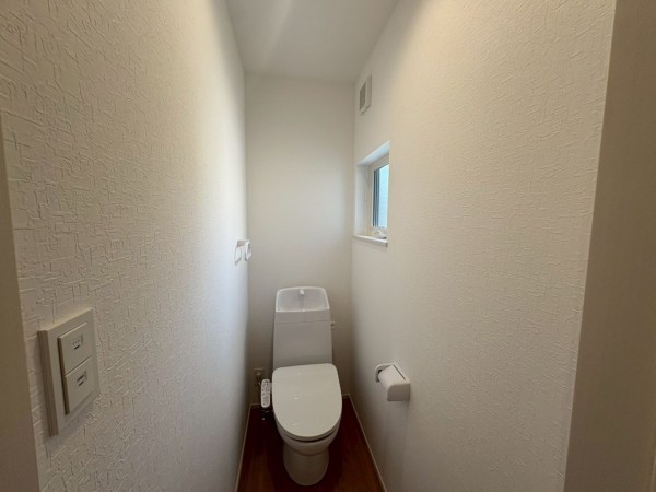 川西市山下町、新築一戸建てのトイレ画像です