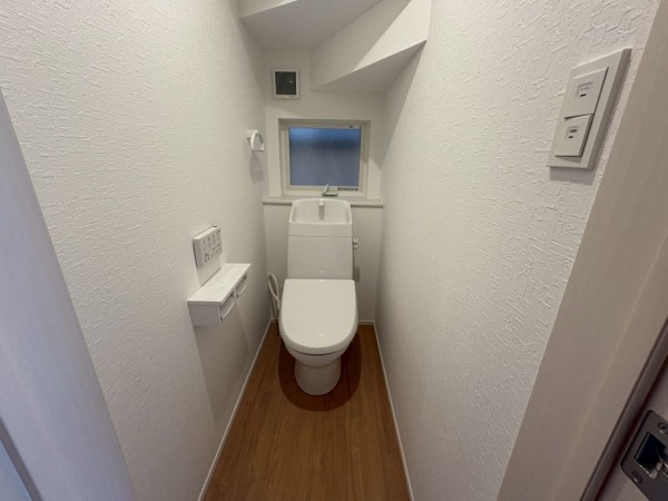 川西市山下町、新築一戸建てのトイレ画像です