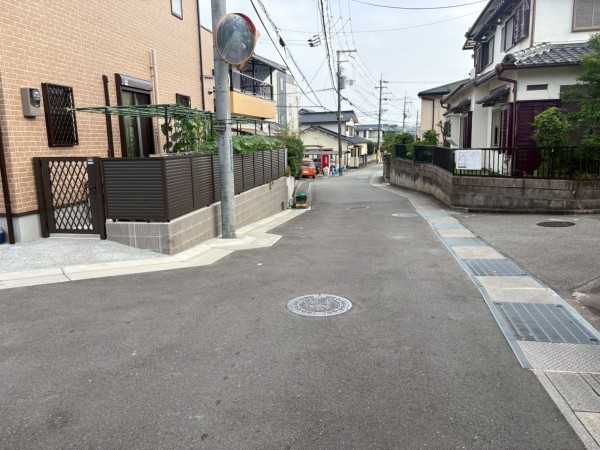 川西市山下町、新築一戸建ての前面道路を含む現地写真画像です