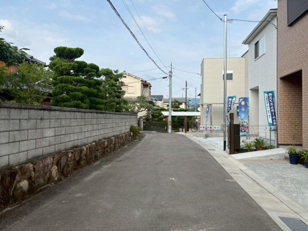川西市山下町、新築一戸建ての前面道路を含む現地写真画像です